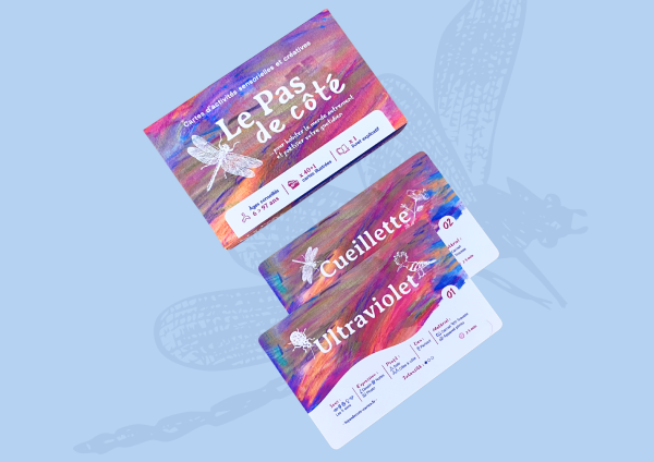 Étui et 2 cartes du jeu Le Pas de côté créé par Marie Girardin Lépine